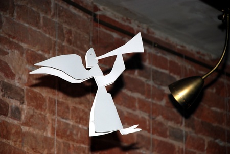 ... з ножицями вирізає янгеликів